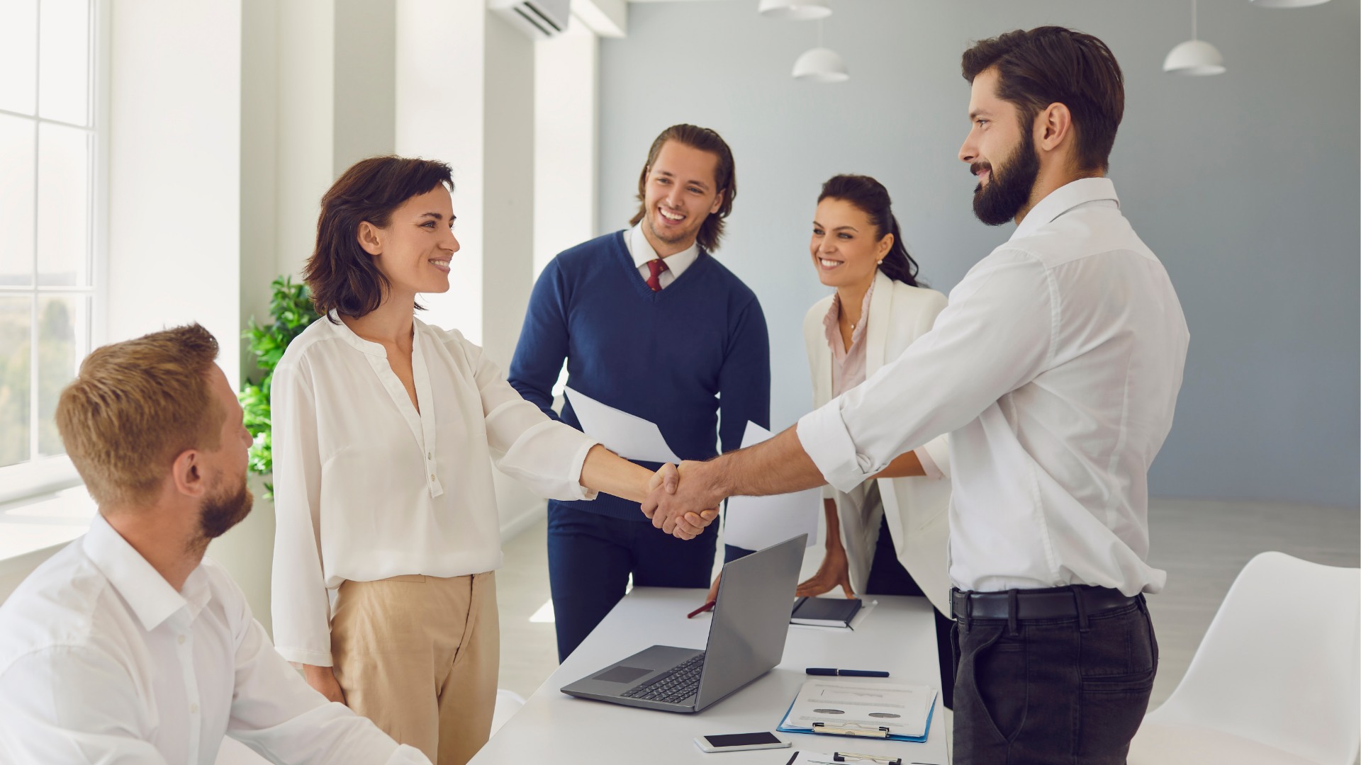 Geschäftstreffen mit Handschlag